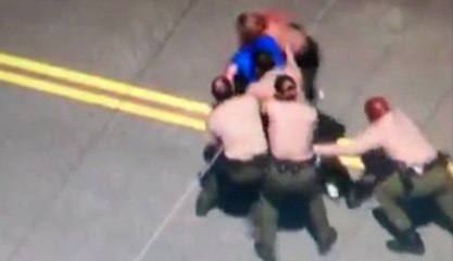 Arrestation super musclée aux Etats-Unis : 7 policiers contre un !