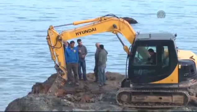 Denizdeki kayada define arıyor