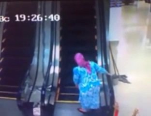 Primeira vez na escada rolante