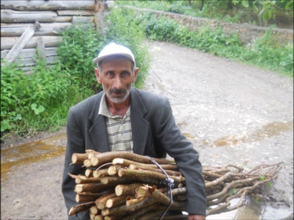 Karsniya'nın doğal güzellikleri, emeklilerin sohbetleri, köy işlerinde çalışmaların nostaljik örnekleri, çamuru ,yağmuru...Köyüm köyüm güzel köyüm...