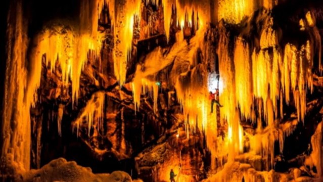 Lo spettacolo delle cascate norvegesi illuminate a giorno