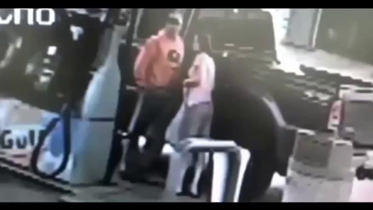 Un homme met le feu à sa femme à une station-service