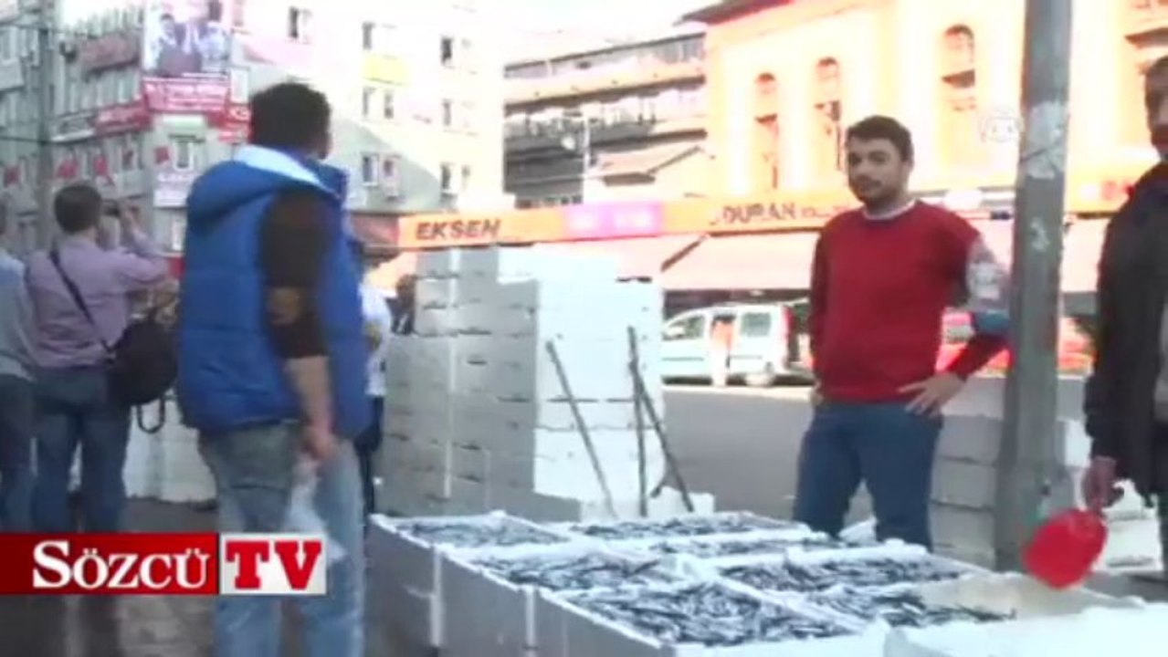 Müzik eşliğinde torbası 5 liraya hamsi
