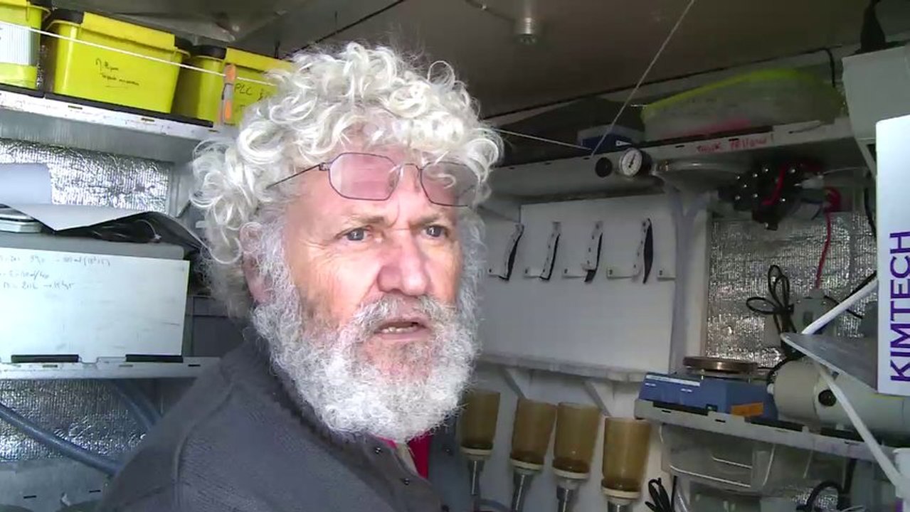 La dernière filtration d'Eric Karsenti © V.Hilaire/francetv nouvelles écritures/Thalassa/Tara Expéditions