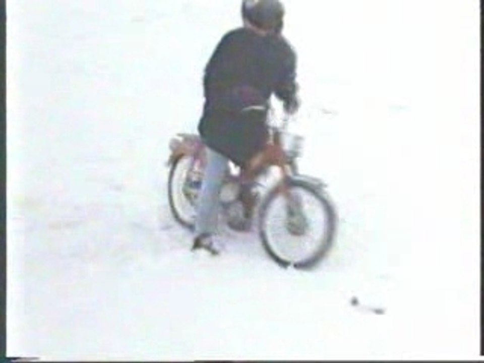 cascade sur un lac gelé