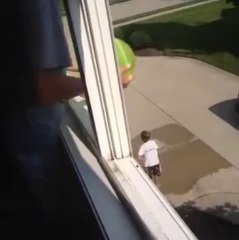 Eclater son petit frère avec une BOMBE à EAU... Violent!