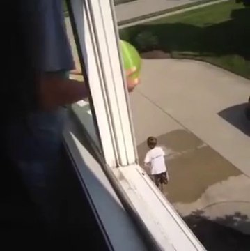 Eclater son petit frère avec une BOMBE à EAU... Violent!