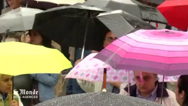 Sous la pluie, les Grecs manifestent contre l'austérité