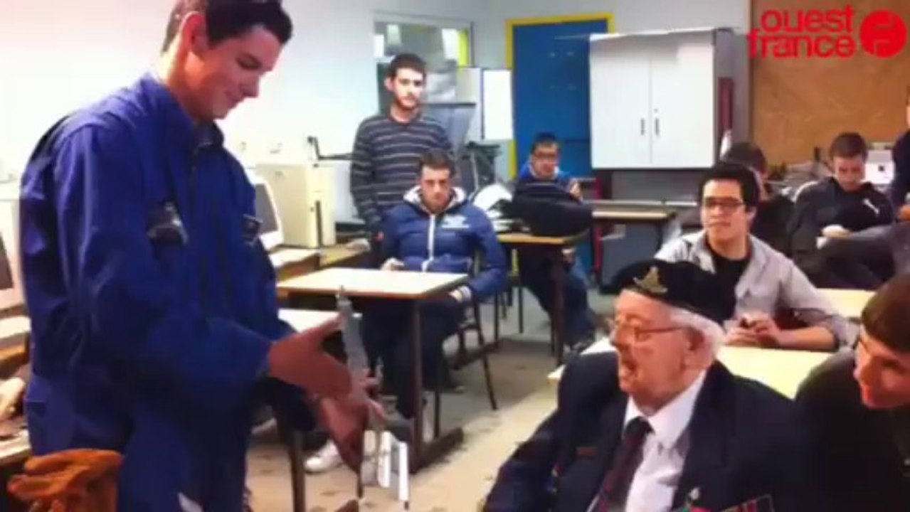 Rencontre avec un vétéran britannique - Le sergent Albert Figg découvre l'arbre de la paix des élèves de la section chaudronnerie