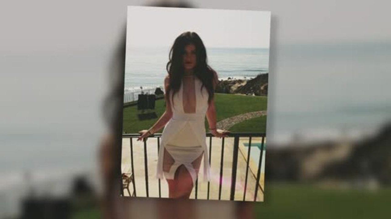 Kylie Jenner in einem freizügigen Kleid bei Familien-Fotoshooting