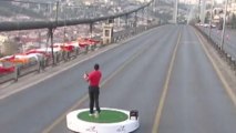 Tiger Wood tape des balles sur le pont du Bosphore