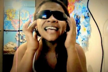 La chanteuse en herbe se prend un gros coup de casserole !