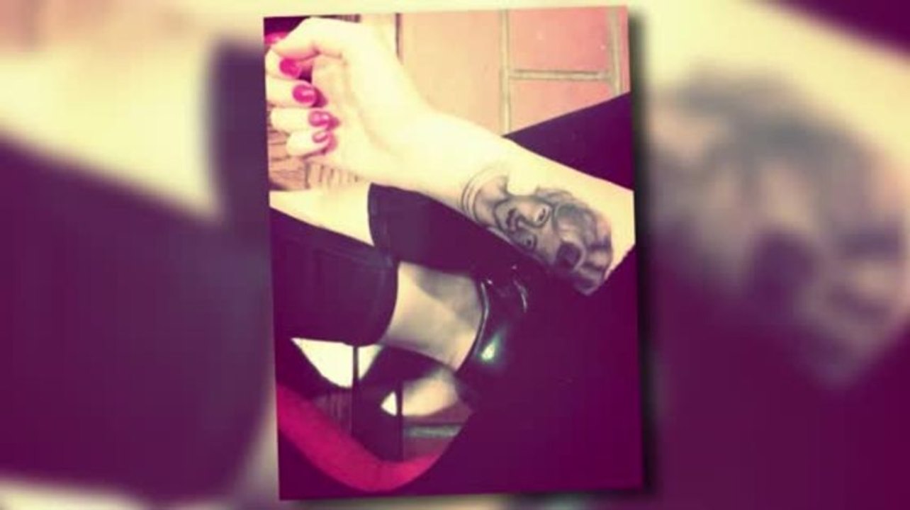 Miley cyrus zeigt ihr neues tatto ihrer großmutter