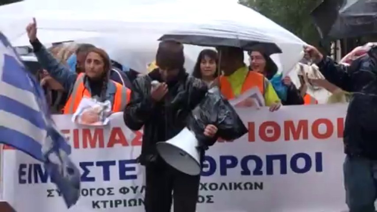 Miles de funcionarios griegos protestan contra los despidos y recortes sociales