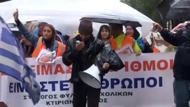 Miles de funcionarios griegos protestan contra los despidos y recortes sociales