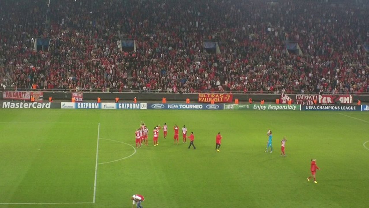 Το θερμό χειροκρότημα στο φινάλε του αγώνα με την Μπενφίκα