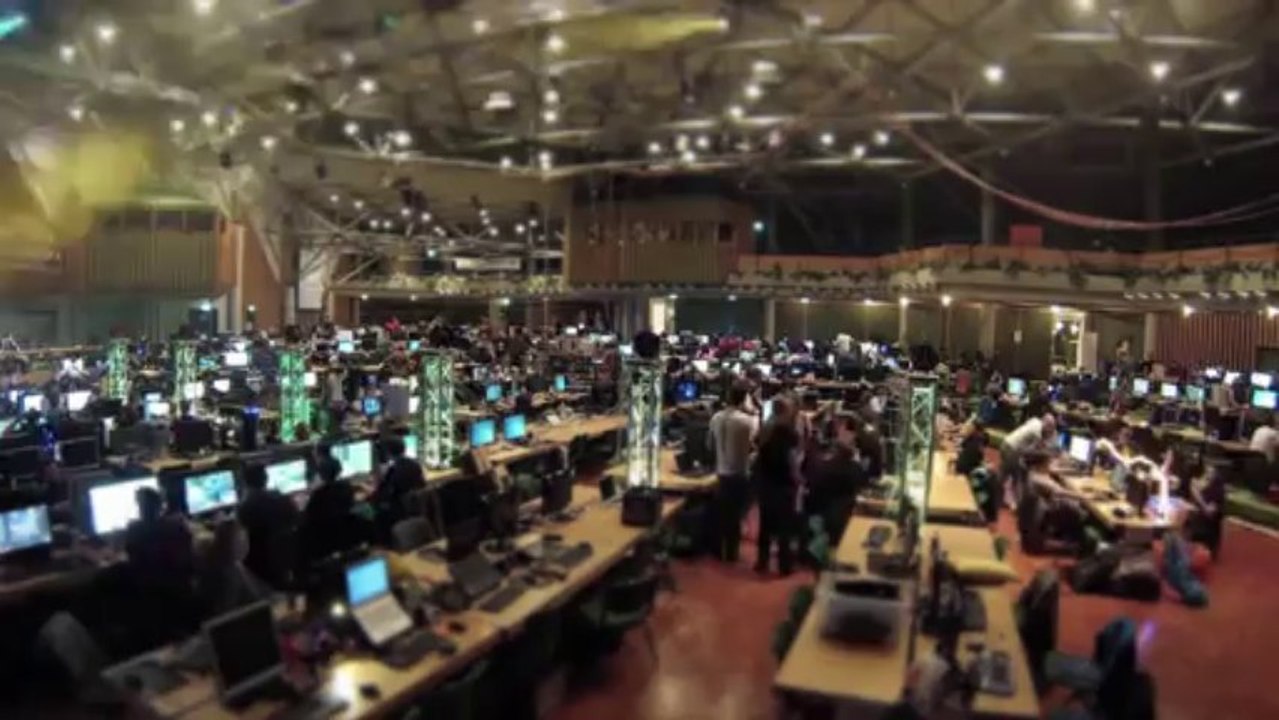 ['ju:nien] xvii lanparty