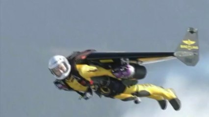 "Jetman" survole le mont Fuji avec son aile motorisée