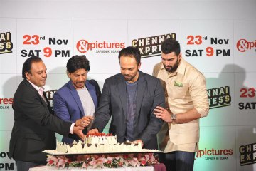 Deepika, Shah Rukh  Khan at Chennai  Express success party