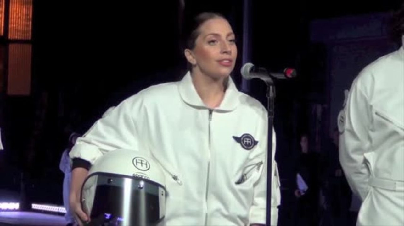 Lady Gaga porte la première robe volante à la soirée pour la sortie d'ARTPOP