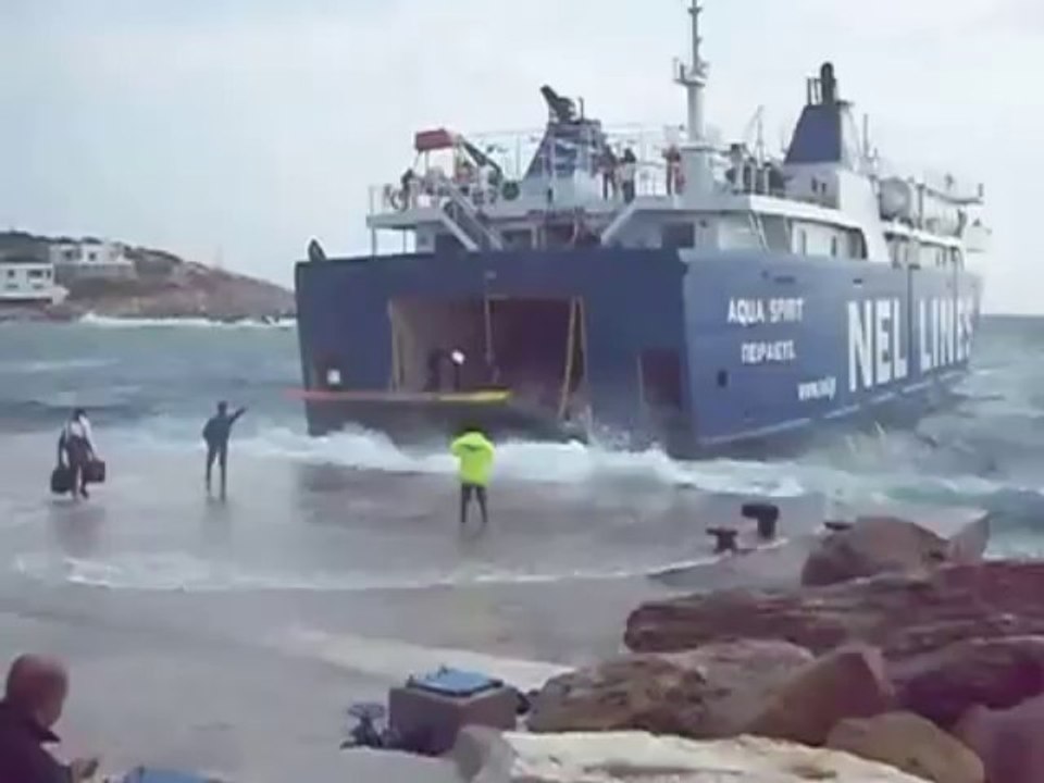 Απίστευτη μάχη με τα κύματα στη Σίκινο