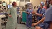 Un patient danse avec ses docteurs avant une grosse opération.
