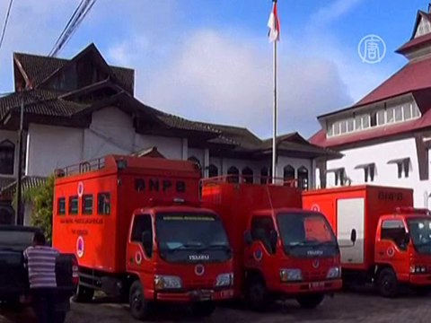 Вулкан в Индонезии извергает пепел и лаву