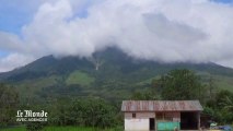 Un gigantesque nuage de cendre s'étend au-dessus du volcan Sinabung