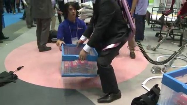 Exosquelette et chien d'aveugle électronique : le salon du robot ouvre ses portes à Tokyo