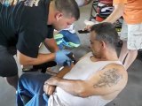 Redneck enlève son tatouage à la ponceuse