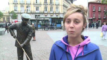Garbage clogs streets of Madrid as sweepers strike