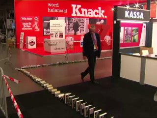 Baten récord Guiness al crear "un efecto dominó" con libros