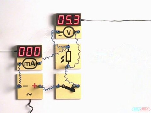 031 Зависимость сопротивления полупроводника от освещённости