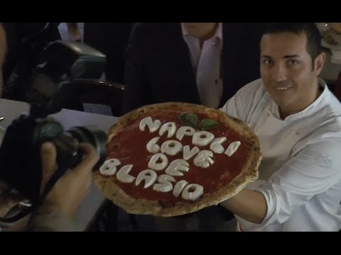 Napoli - Sorbillo dedica pizza al nuovo sindaco di New York (07.11.13)