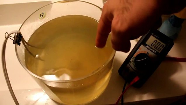 Test de l'électrocution dans l'eau... Comme dans les films.