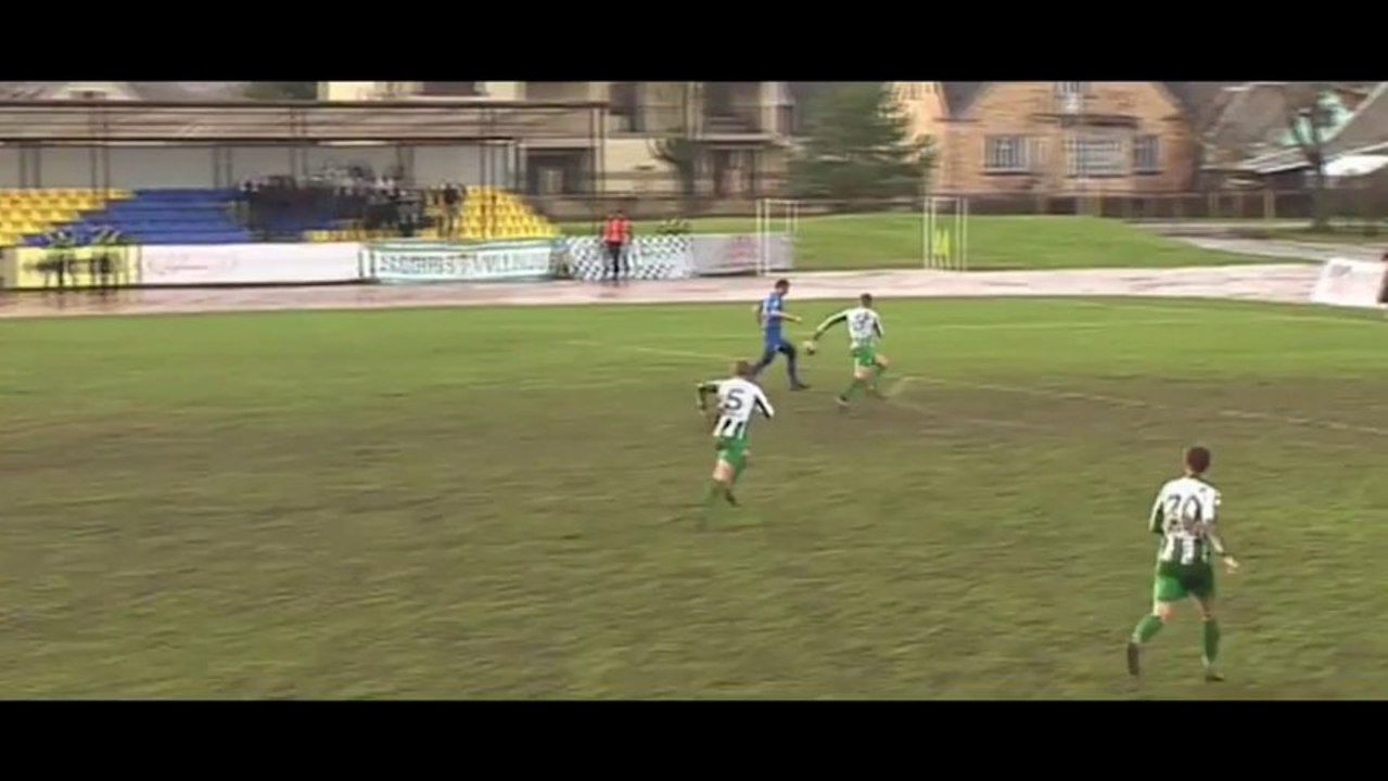 Football : un tir arrêté par... de la boue