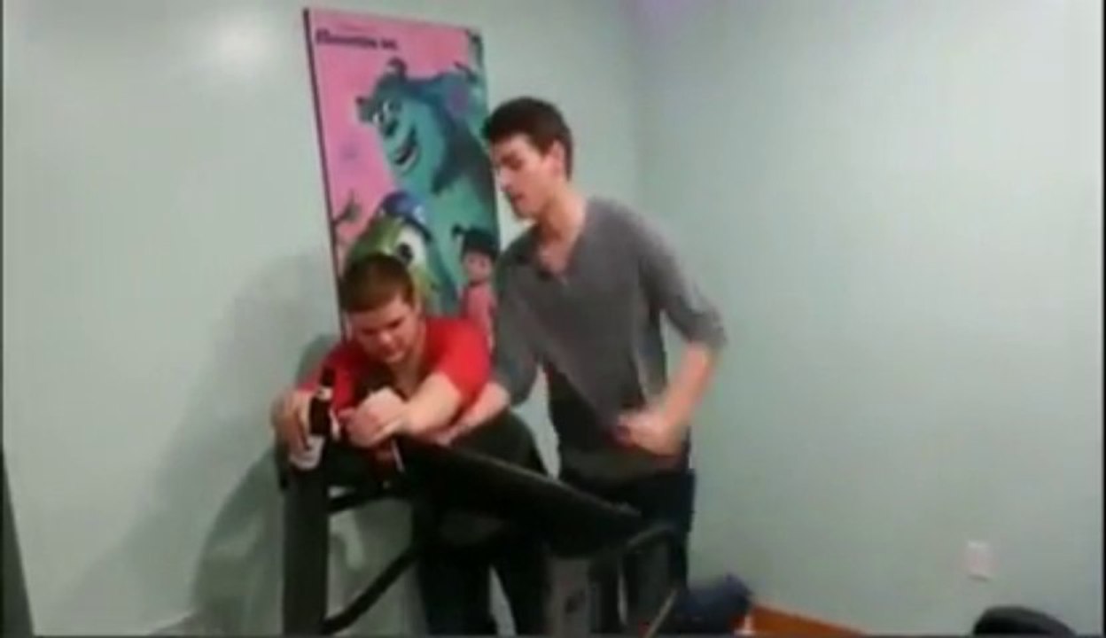 Deux abrutis au tapis! Fail sur un tapis de course!