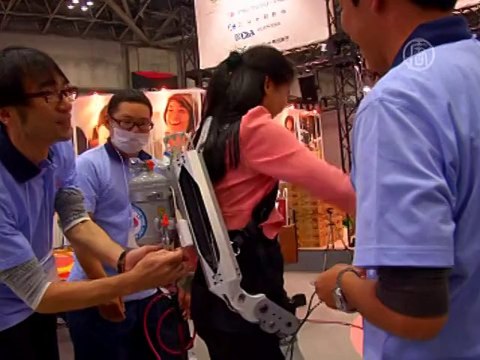 Выставка в Токио: робот-змея и «железная спина»