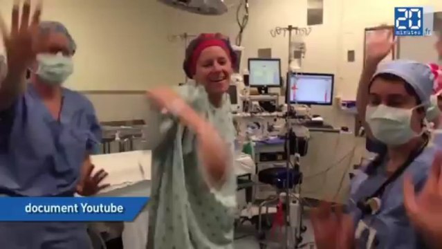 Elle danse dans la salle d’opération avant une mastectomie