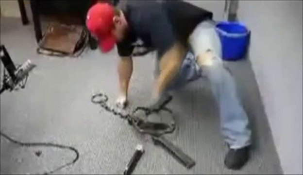 Mettre sa main dans un piège à OURS... Débile!!!