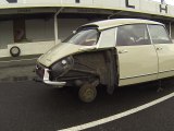 Une Citroën DS sur 3 roues