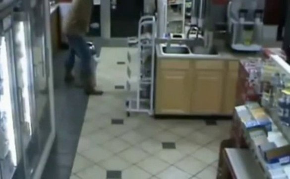 Urgent... Pipi! Ce gars bourré décide de se soulager dans une poubelle au milieu du magasin!