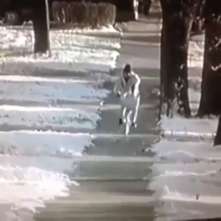 Gros fail à VELO... Il distribue le journal et se croûte à terre!