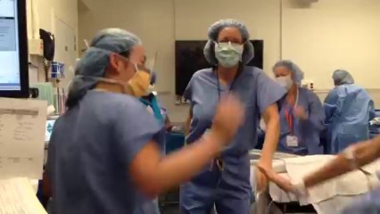 Increíble: Una mujer baila en quirófano antes de someterse a una doble mastectomía