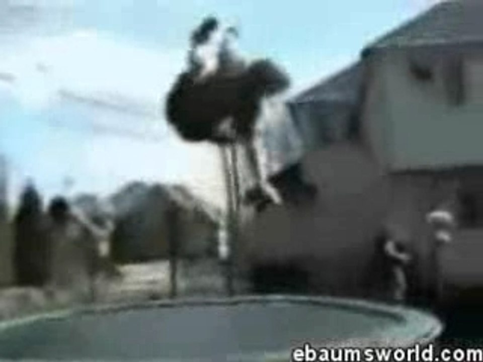 Régis Saute D'Un Toit Sur Un Trampoline