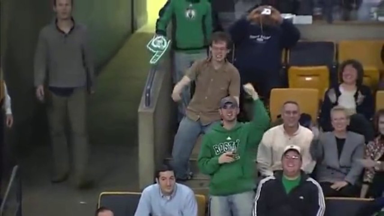 Un mec danse comme un fou devant des milliers de personnes