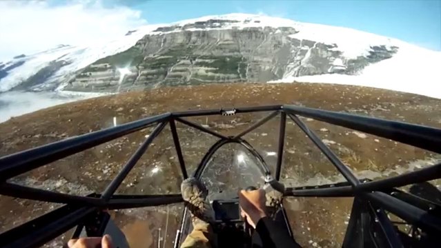 Plonger d'une falaise en avion. Dangereux mais sensations garanties!