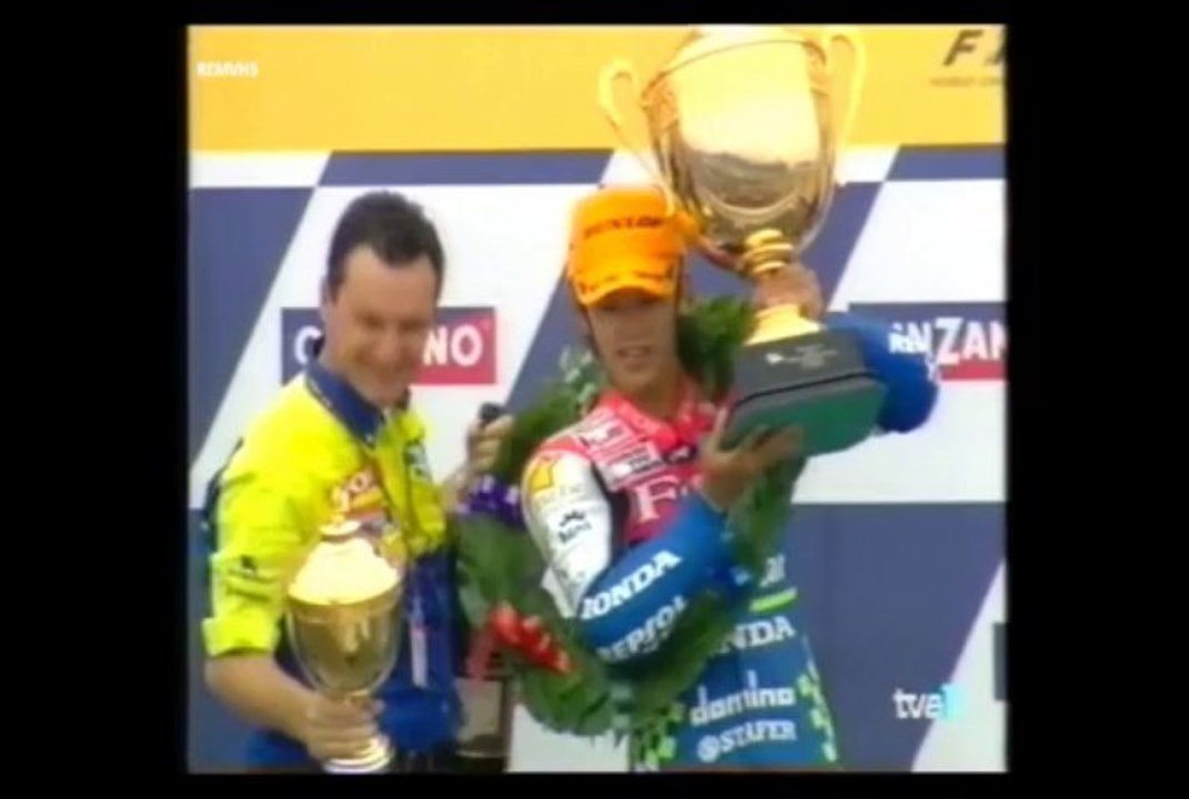 Moto250CCGBretaña7-7-01-4POSTCARRERA