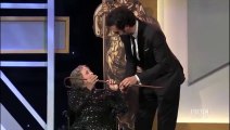SACHA BARON COHEN tue la plus vieille actrice des USA! MARRANT!