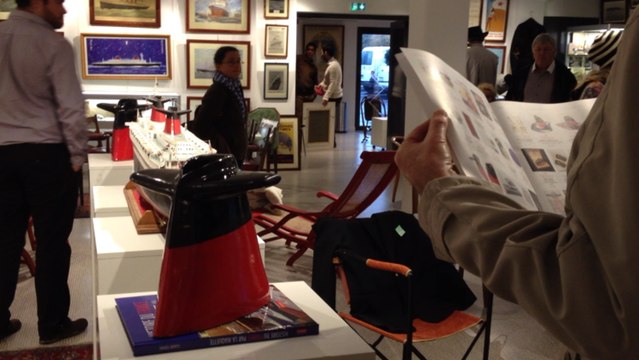 Foule à l'expo publique d'enchères d'objets de paquebots